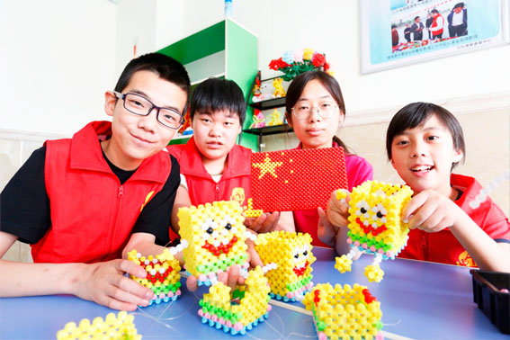 博爱培训学校的学生正在制作手工艺品