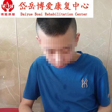岱岳博爱康复中心的小天使们学习各种自理能力