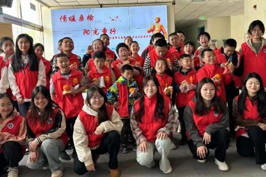 情满桑榆 阳光童行--山东外贸职业学院泰安校区走进泰安圣康医院开展学雷锋志愿服务活动